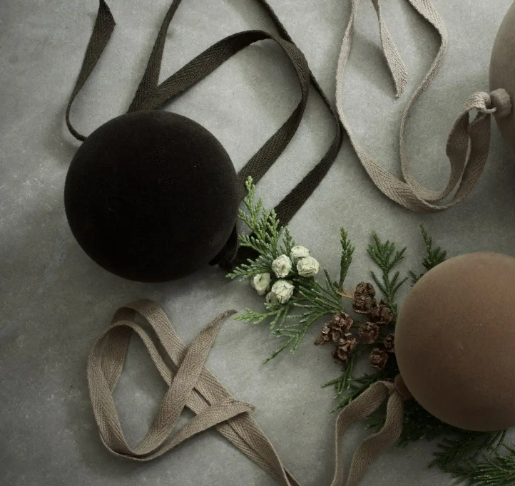 Velvety tone, small chocolate